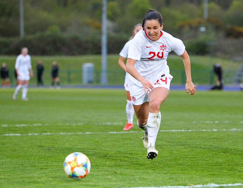 Une joueuse de soccer à la poursuite du ballon