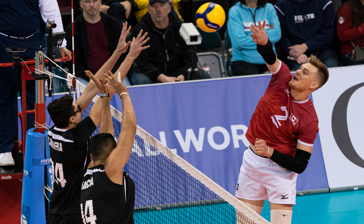 Un joueur de volleyball renvoie le ballon de l'autre côté du filet