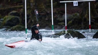 Une athlète de canoë-kayak pagaie dans les eaux