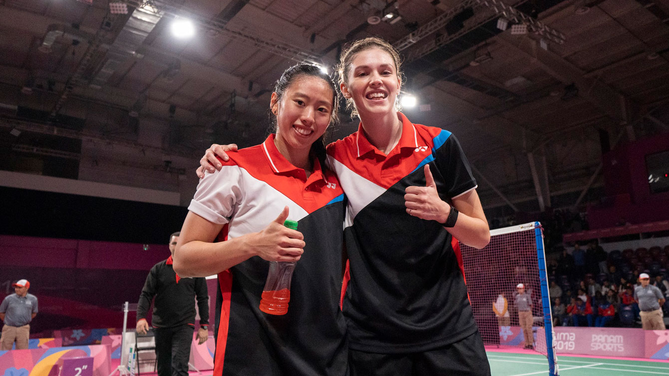 Deux joueuses de badminton posent avec le pouce levé