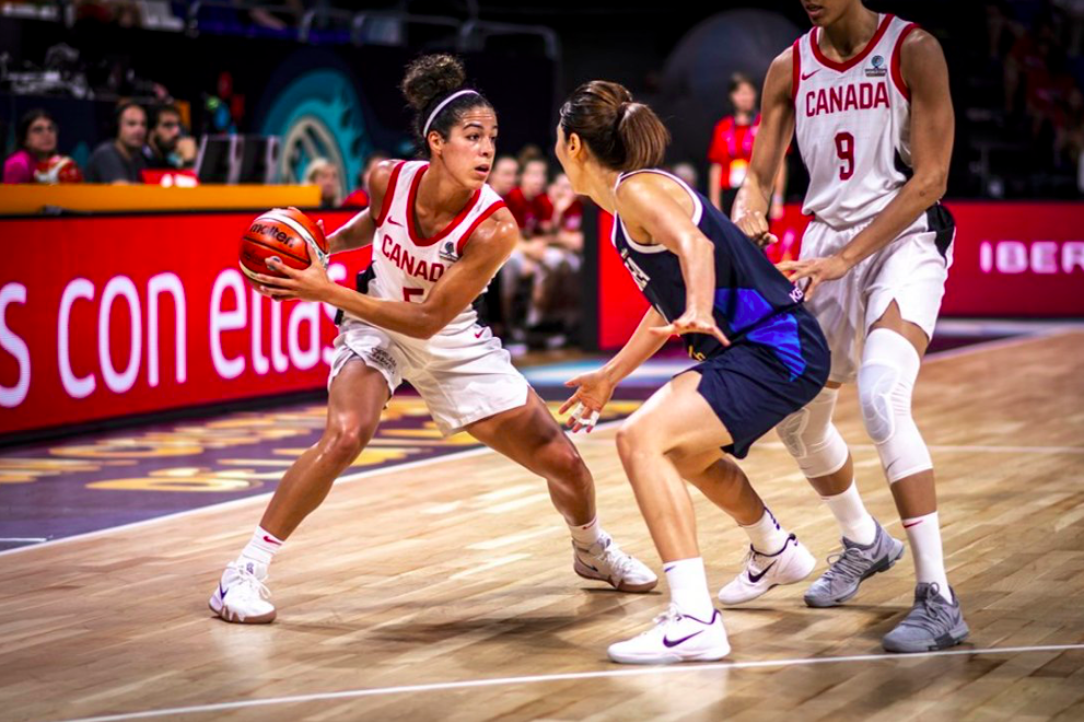 Une joueuse de basketball défend son ballon