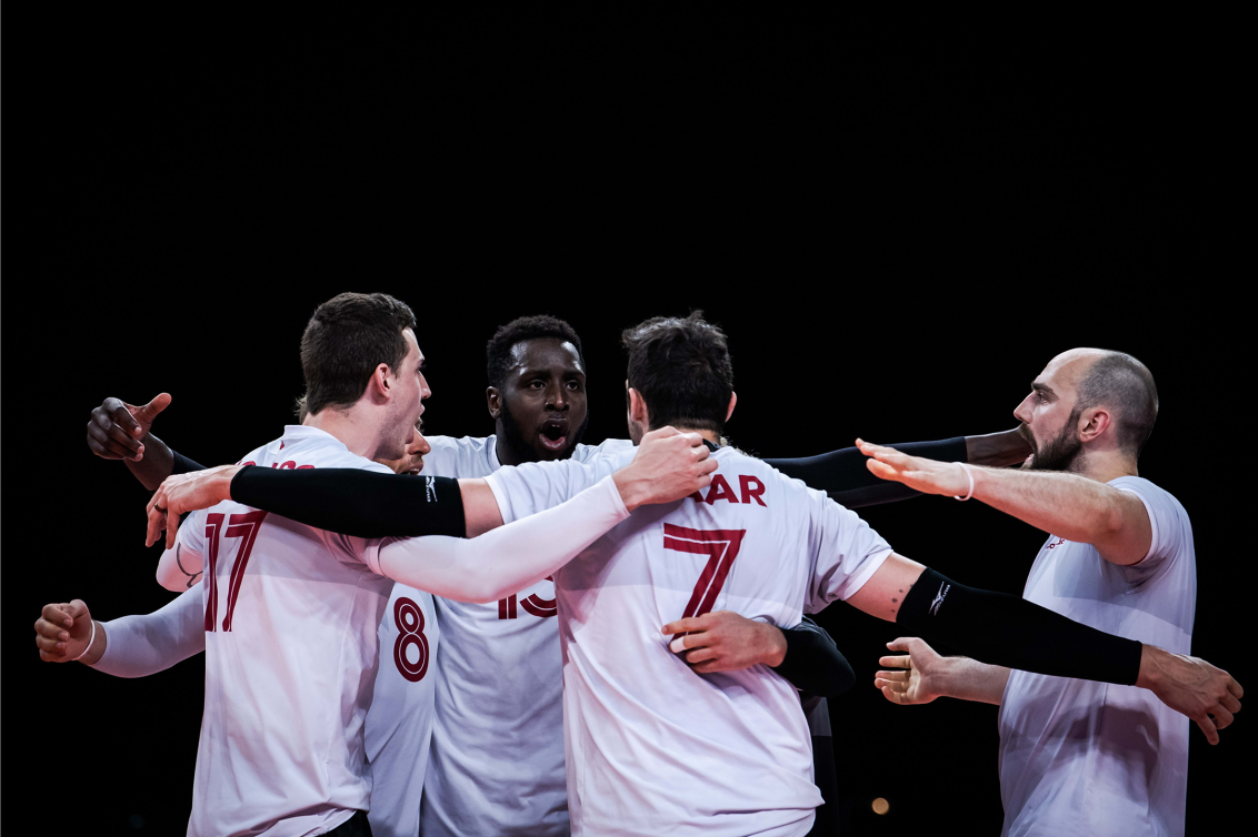 Des joueurs de volleyball célèbrent leur victoire