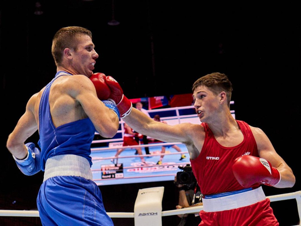 Deux boxeurs en plein match