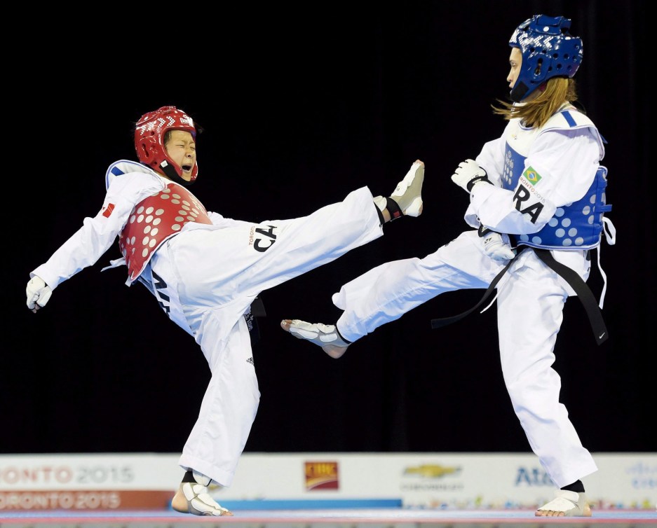 Deux athlètes de taekwondo s'affrontent