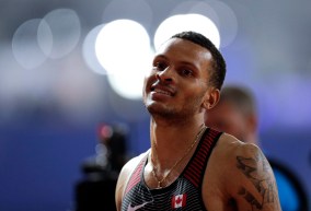 Andre De Grasse fait un léger sourire à la caméra.