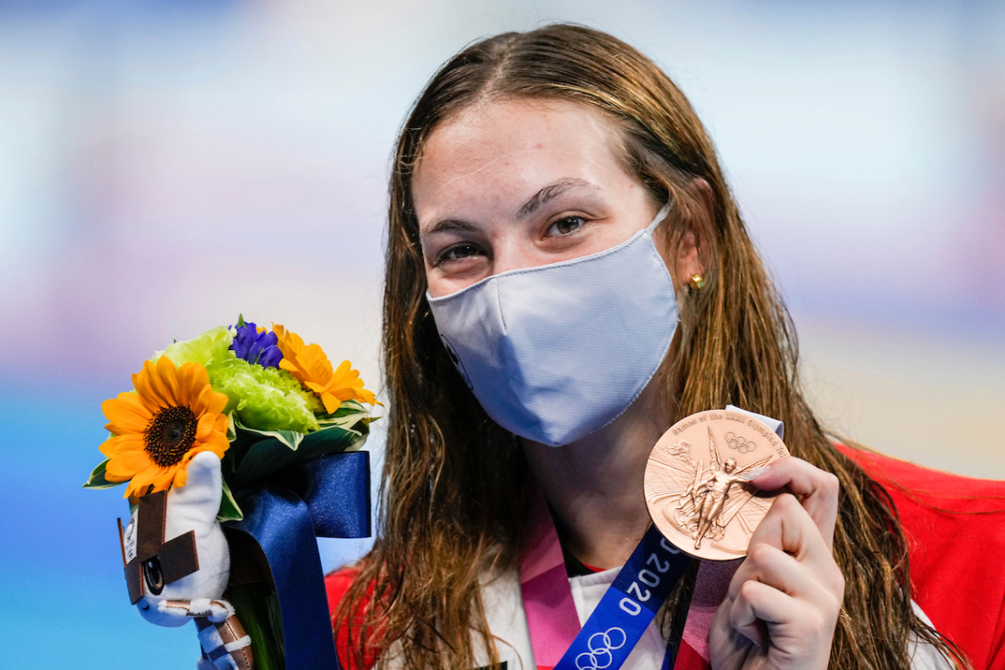 Penny Oleksiak pose avec sa médaille de bronze.