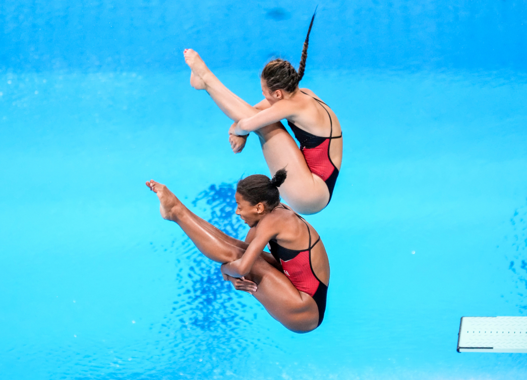 Les plongeuses canadiennes Jennifer Abel, à l'avant, et Mélissa Citrini-Beaulieu compétitionne à l'épreuve féminine du tremplin de 3 m synchronisé.