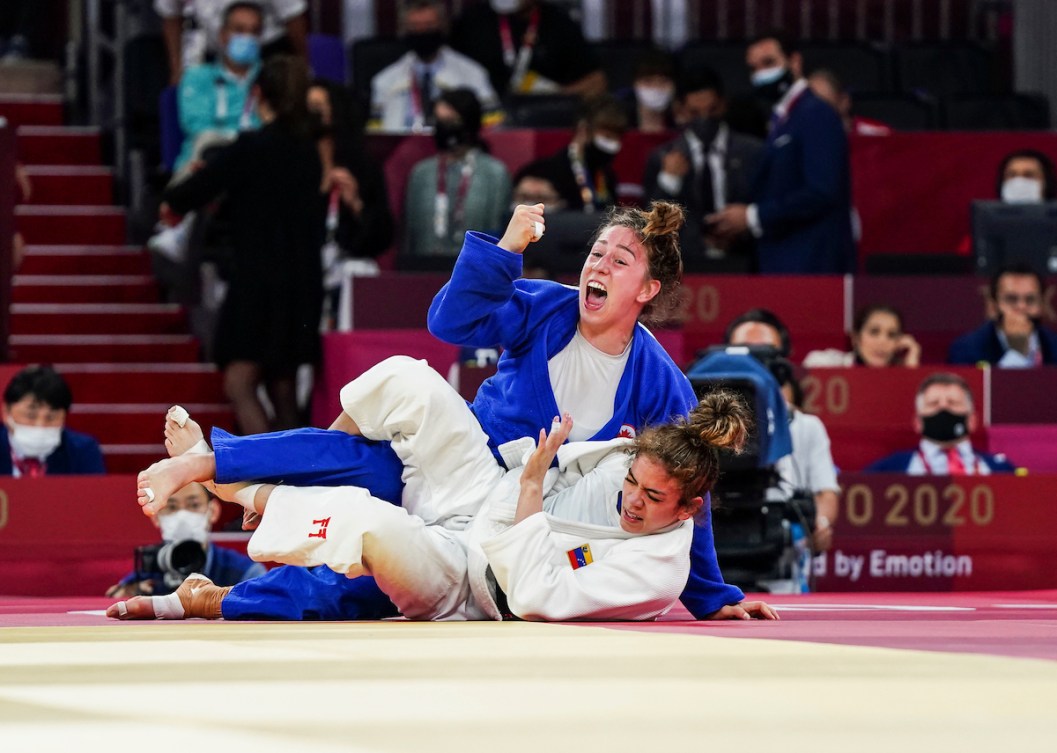Une judoka célèbre sa victoire