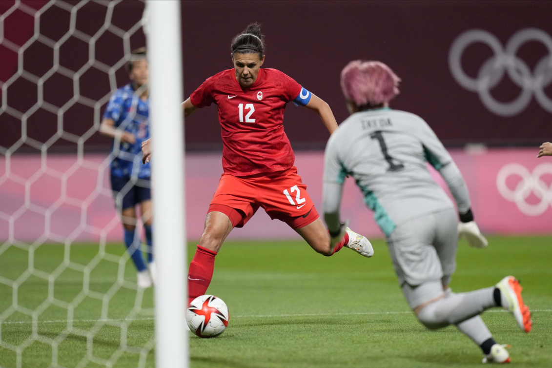 Une joueuse de soccer s'apprête à tirer vers le but