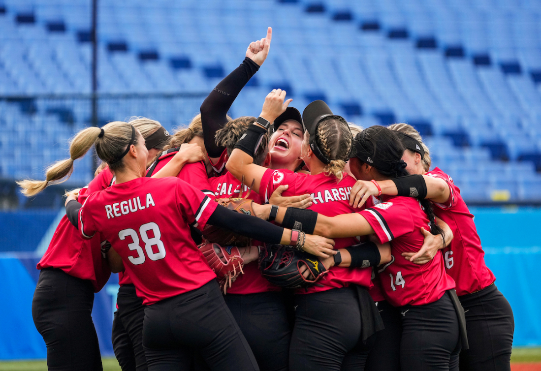 L'équipe canadienne féminine de softball célèbre sur le terrain.