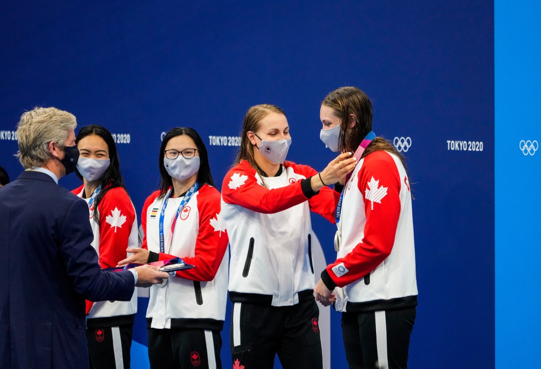 Les nageuse canadiennes reçoivent leur médaille d'argent sur le podium à Tokyo 2020.