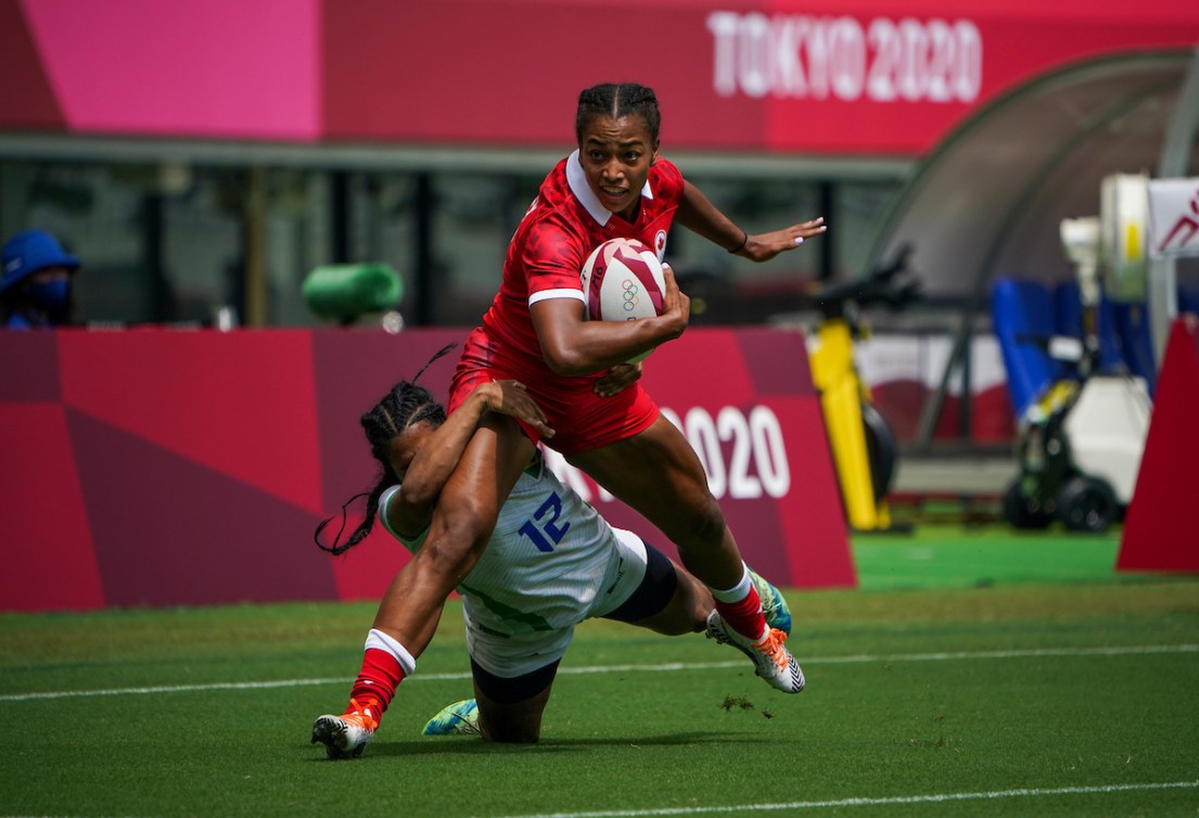 Keyara Wardley en possession du ballon de rugby.