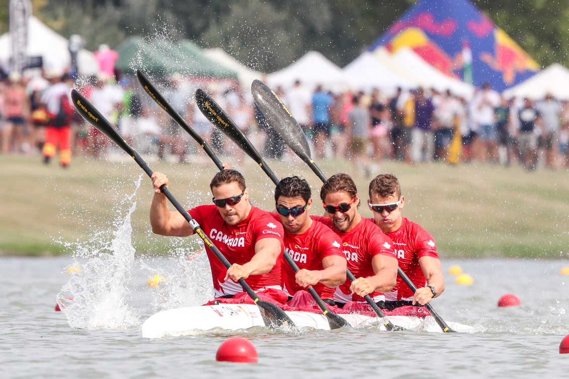 Quatre kayakistes en action