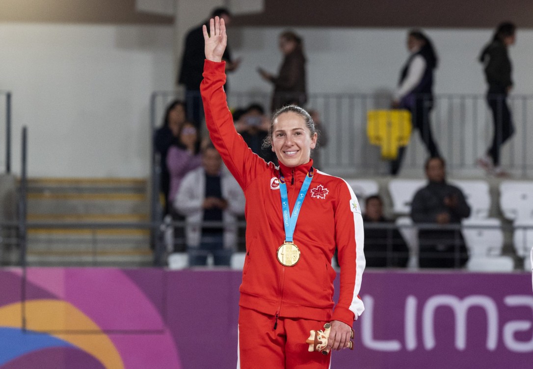 Une gymnaste salue la foule sur le podium
