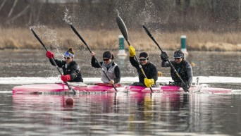 Quatre athlètes de kayak féminin en action
