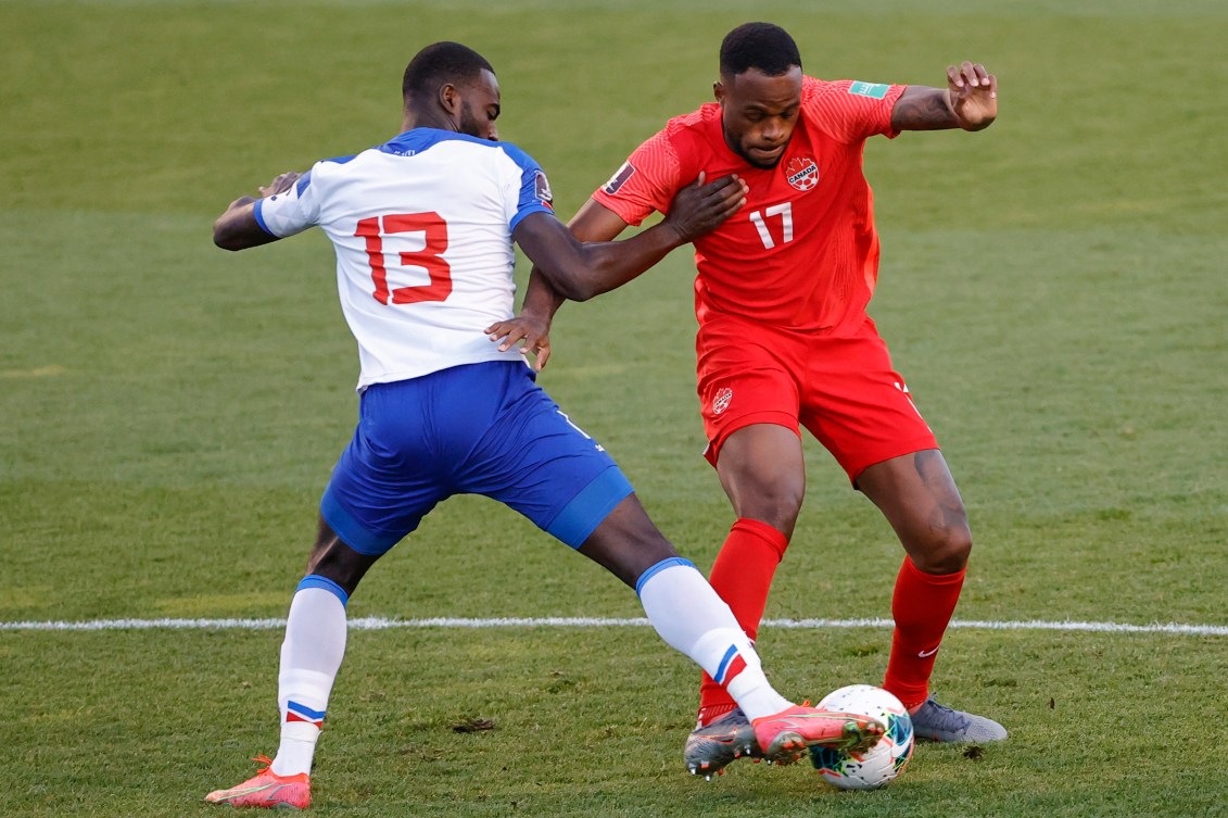 Deux joueurs de soccer se disputent le ballon. 