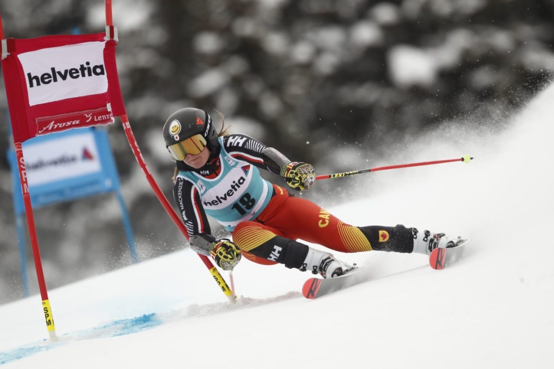 Une skieuse descend une piste