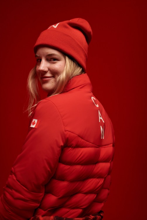 L'athlète de ski acrobatique Cassie Sharpe portant l'uniforme de Podium + Médias de Beijing 2022 par lululemon.