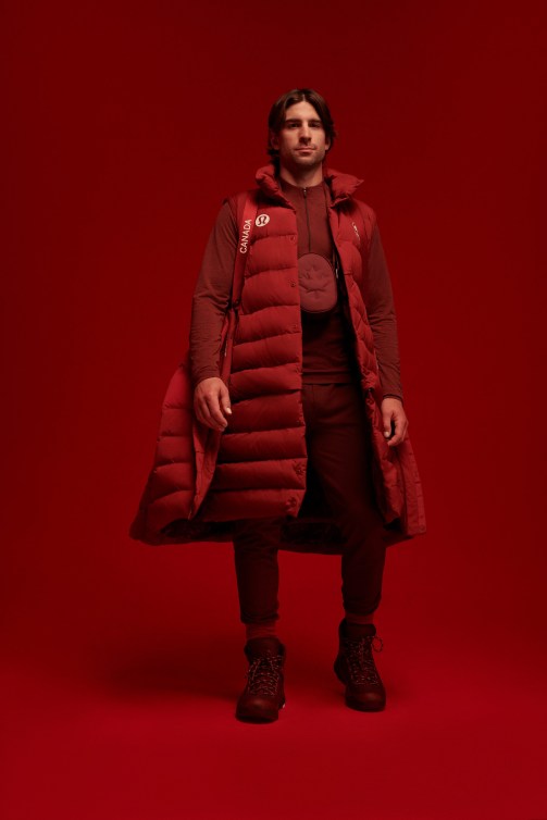 Le joueur de hockey John Tavares portant l'uniforme de Cérémonie d'ouverture de Beijing 2022 par lululemon.