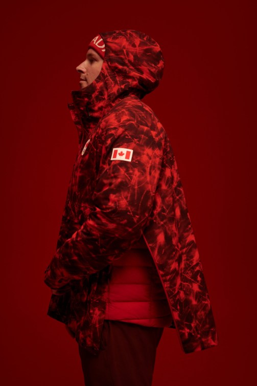 L'athlète de bobsleigh Justin Kripps portant l'uniforme de Podium + Médias de Beijing 2022 par lululemon.