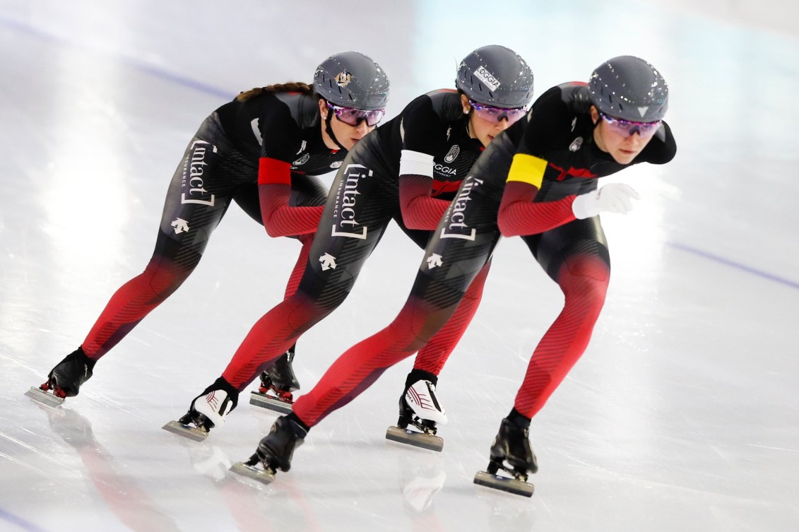 Trois patineuses de vitesse en action