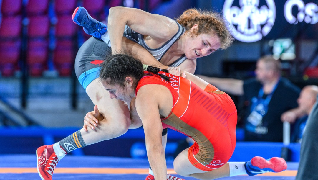 Deux lutteuses pendant un match.