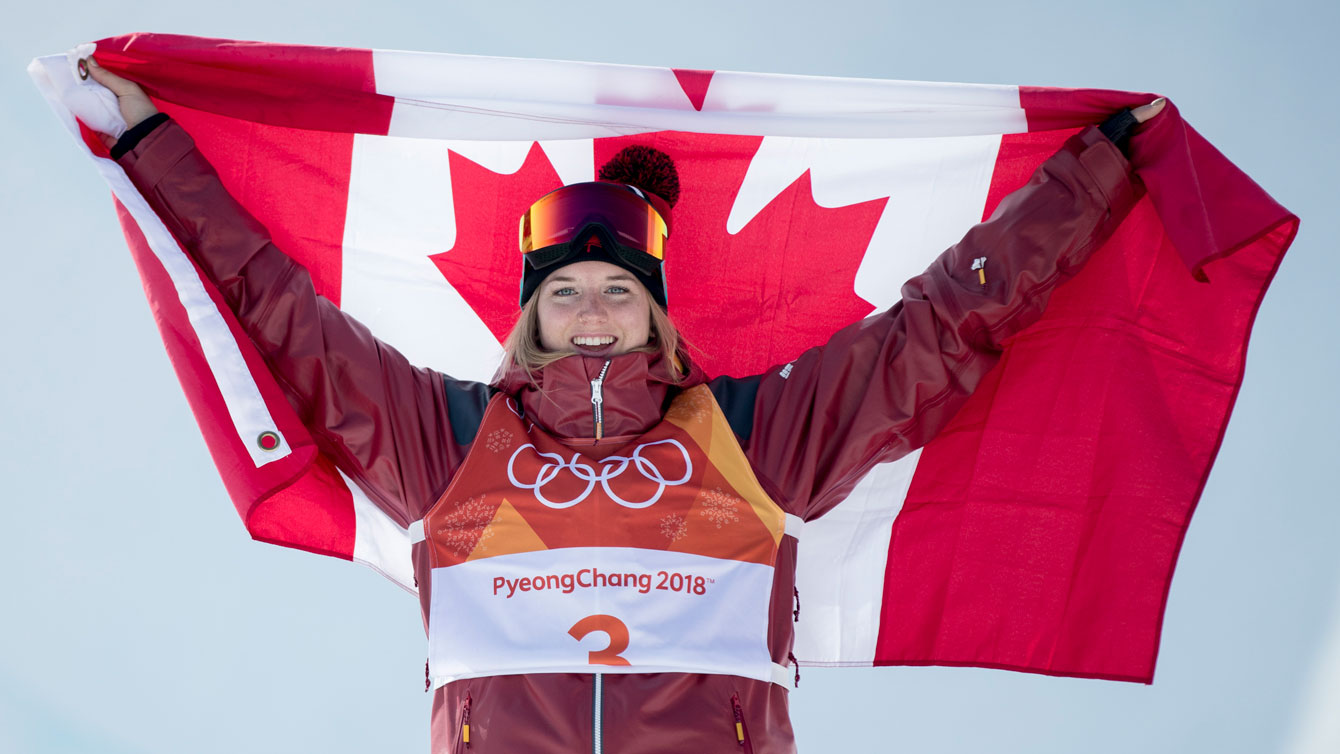 Une athlète canadienne célèbre avec le drapeau du pays