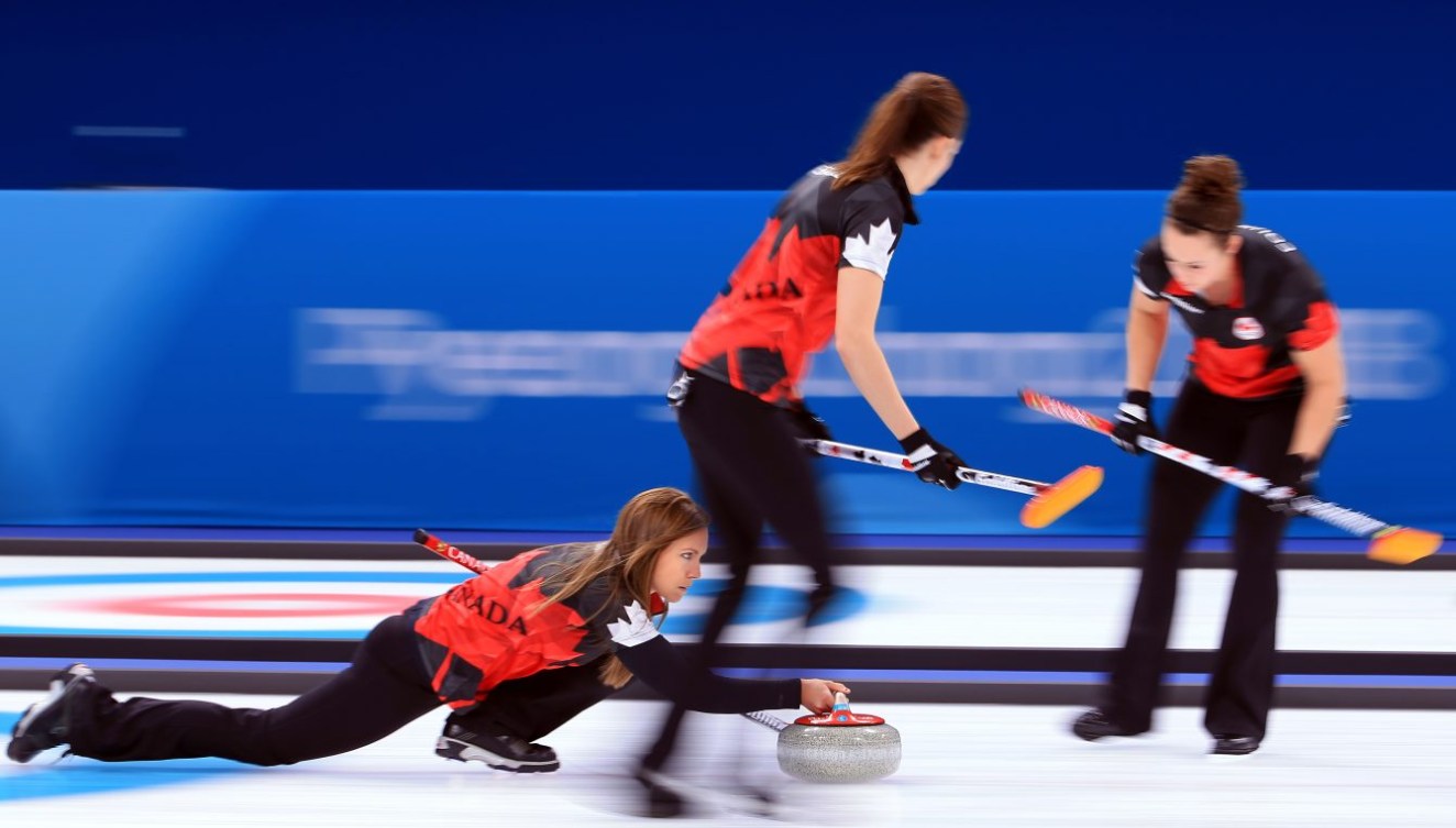 Des athlètes de curling en action