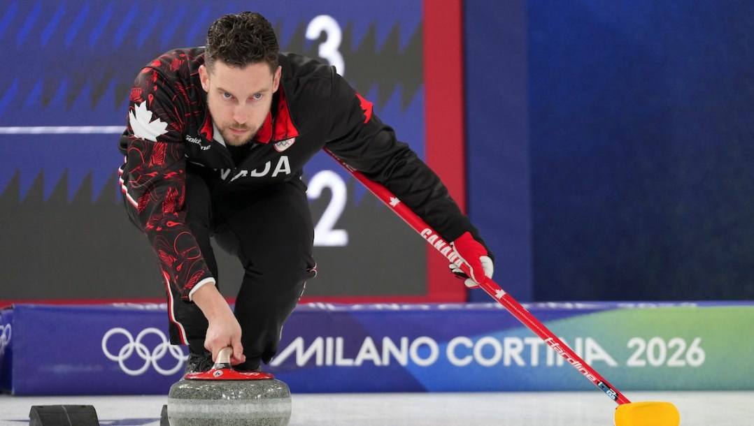 Brett Gallant lance une pierre.