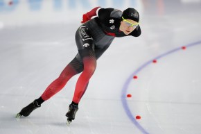 Une patineuse de vitesse longue piste pendant une course.