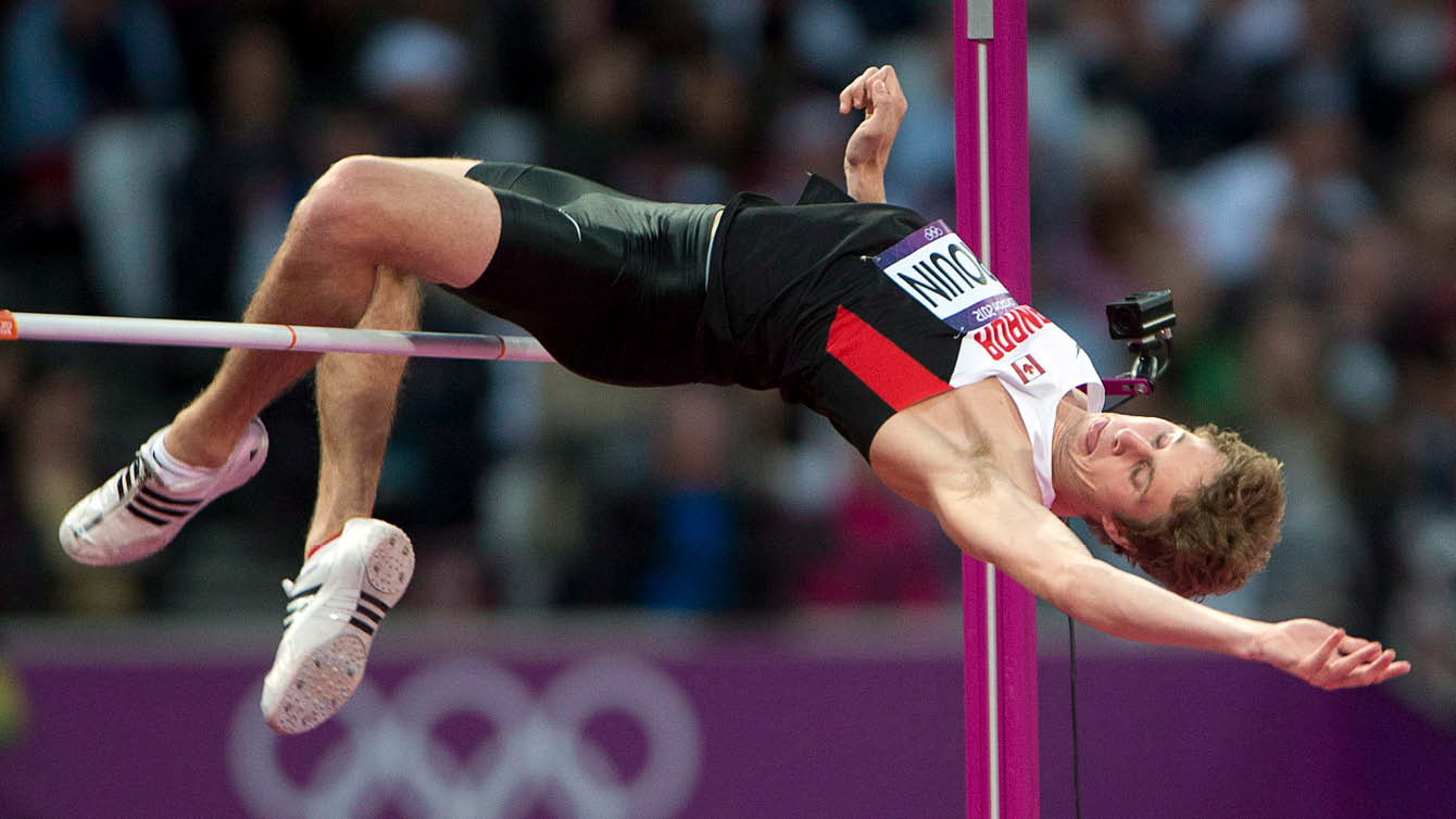 Derek Drouin effectue un saut en hauteur.