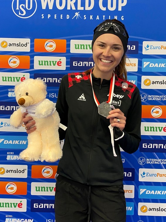 Isabelle Weidemann avec une médaille d'argent autour du cou et un ourson en peluche dans la main droite.