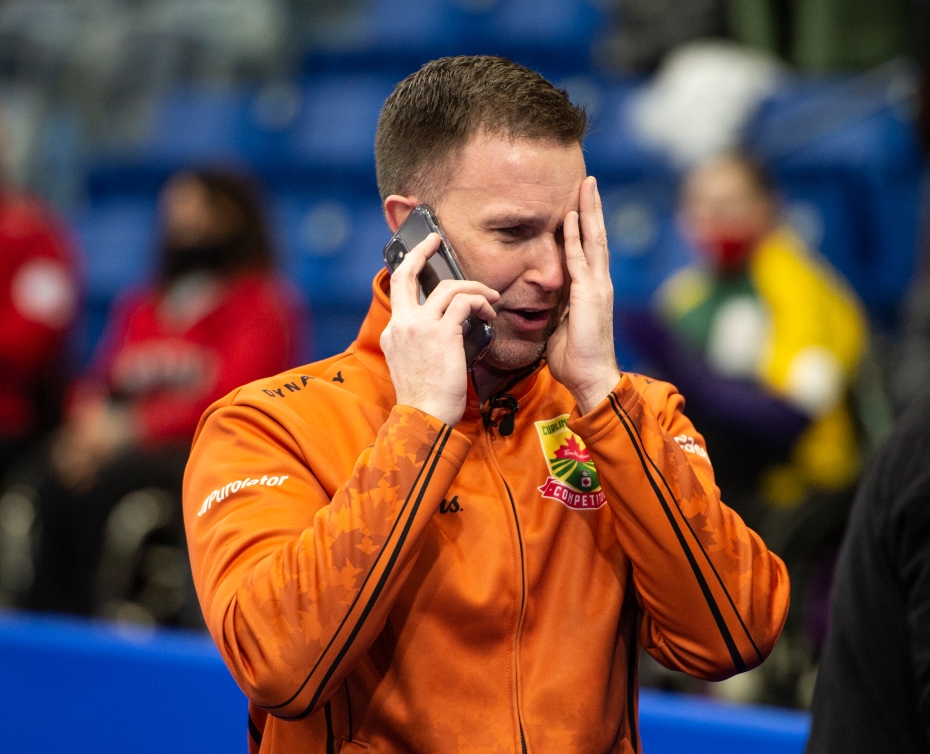 Un joueur de curling est émotif en recevant un appel téléphonique de ses proches suite à sa victoire