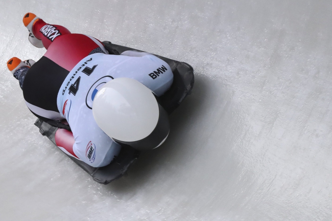 Une athlète fait une descente en skeleton.