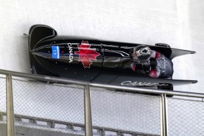 Une athlète dans un monobob en pleine descente.