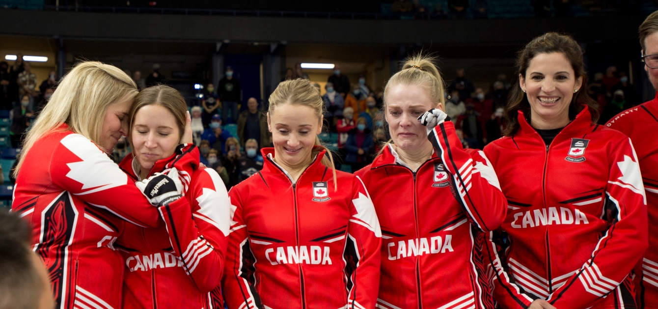 Une équipe de curling féminine réagit suite à leur victoire