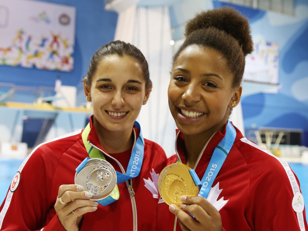 Deux plongeuses avec leur médailles posent pour la caméra.