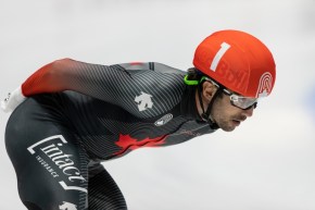 Un patineur de courte piste en action