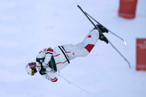 Mikaël Kingsbury effectue une vrille.