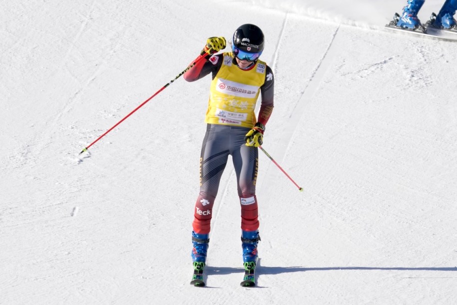 Une skieuse célébrant à la fin de sa course de ski cross