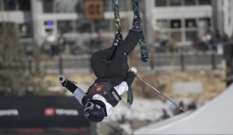 Rachael Karker effectue une figure sur la demi-lune.