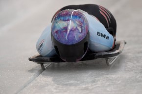 Une athlète sur un skeleton.