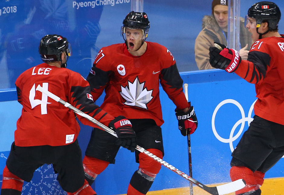 Trois joueurs de hockey sur la glace.