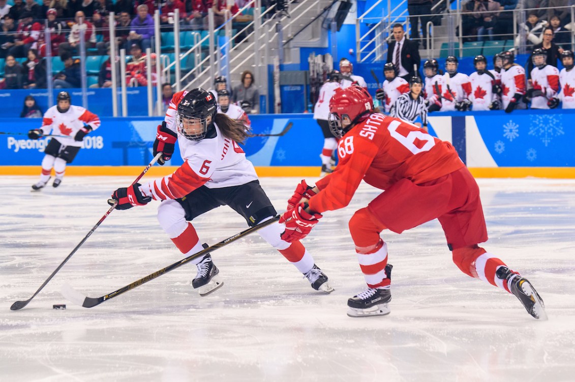 Deux hockeyeuses en action