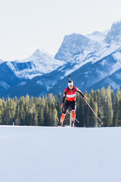 Christian Gow skie lors d'une course de biathlon