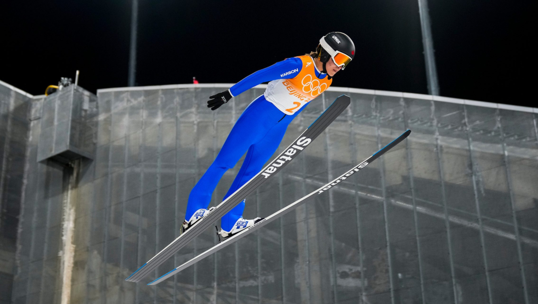 Une sauteuse à ski en plein vol