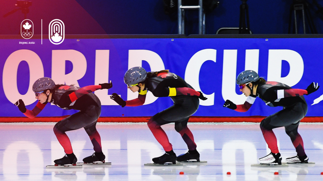 Trois patineurs en action