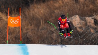 Un skieur alpin en pleine descente