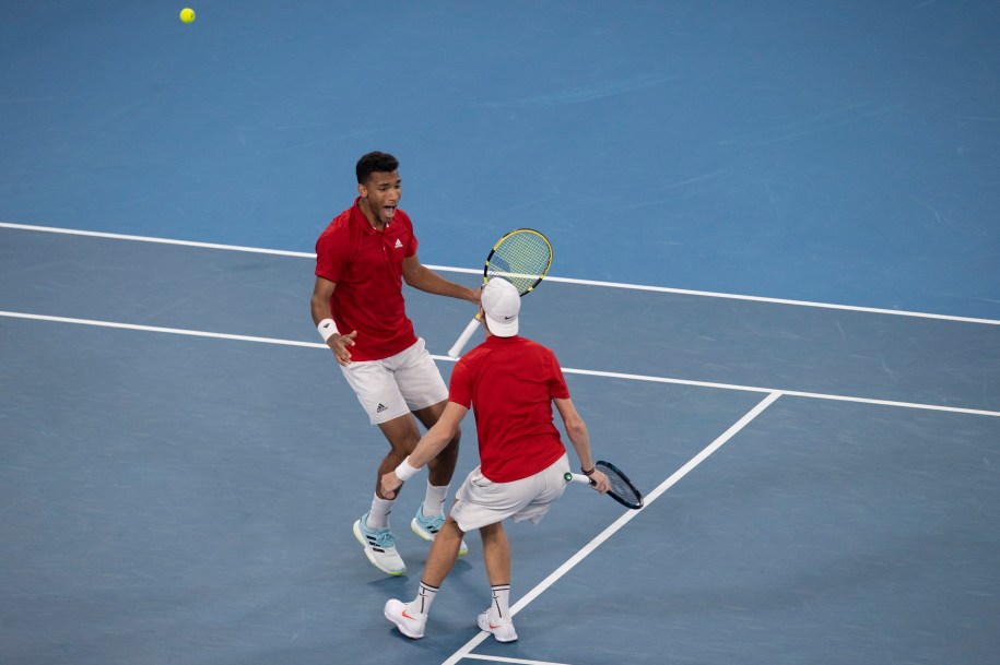 Félix-Auger Aliassime et Denis Shapovalov du Canada célèbrent une victoire, peu avant de devenir champions de la Coupe ATP de tennis