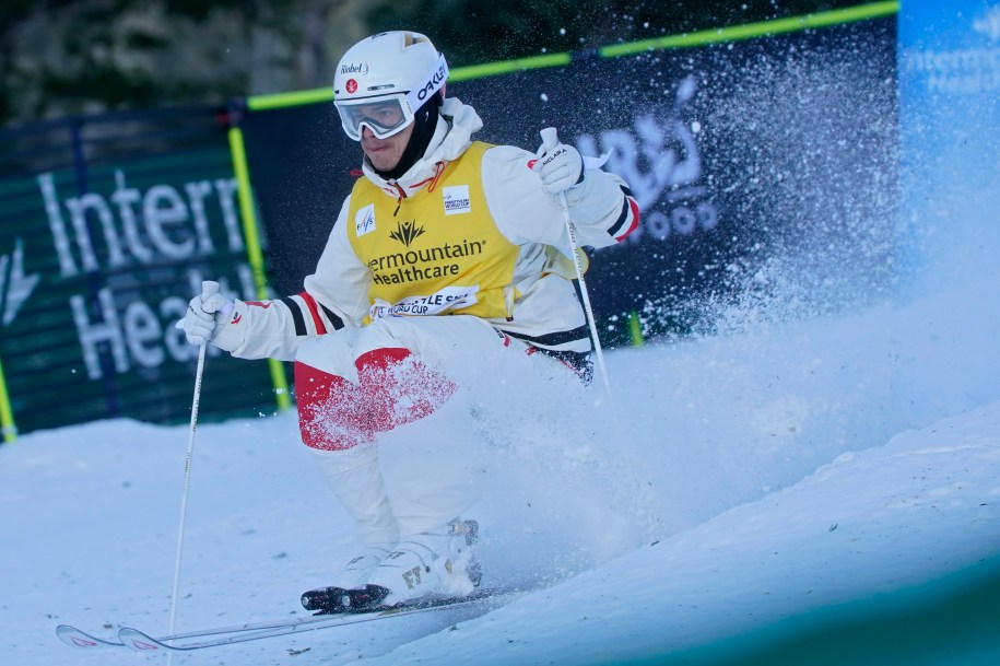 Mikaël Kingsbury lors d'une descente.